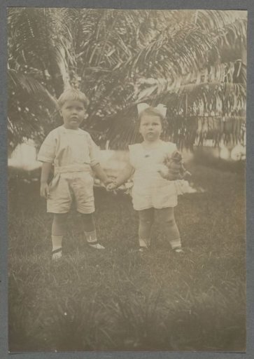 Klaas and Tiny Kleiterp holding hands in a garden in Madjene on Celebes
