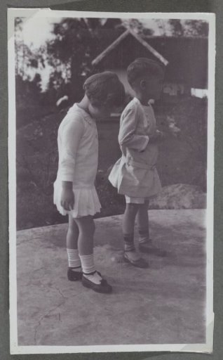 Klaas and Tiny Kleiterp at a house in Adiwerna, Java