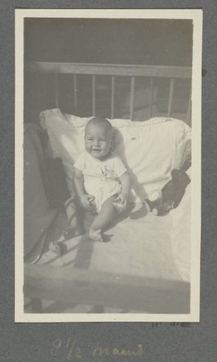 Eight-and-a-half-month-old baby Klaas Kleiterp in a crib, presumably in Malang