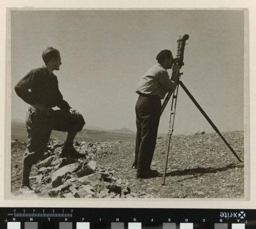 John Fernhout and Joris Ivens behind a field glass, China