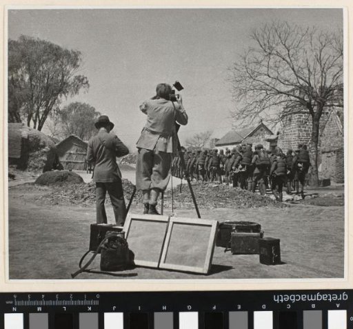 Joris Ivens and John Fernhout filming marching soldiers during the Second Sino-Japanese War in China