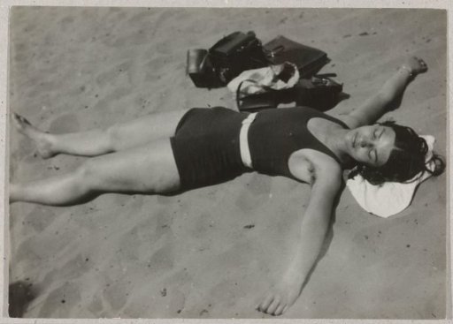 Portrait of Eva Besnyö on the beach