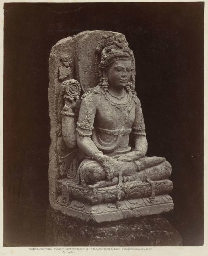 Four-armed Shiva decorating the entrance way to the residence of the assistant-resident of Wonosobo (provenance Dieng Plateau) Wonosobo, Wonosobo district, Central Java province, 10th century.