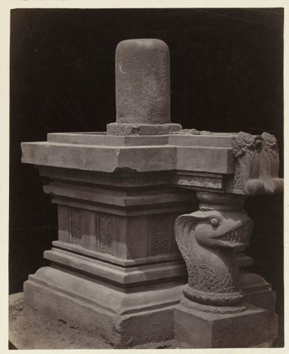 Yoni strutted by a naga, topped by a non-contextual linga (former Lichte collection). Yogyakarta, Yogyakarta district, D.I. Yogyakarta province, 9th century.
