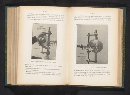 Tool for replacing a light bulb