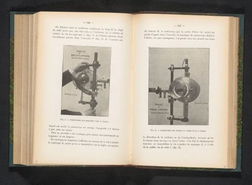 Tool for replacing a light bulb