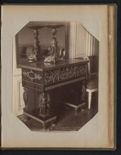 Mahogany desk inlaid with bronze decorations