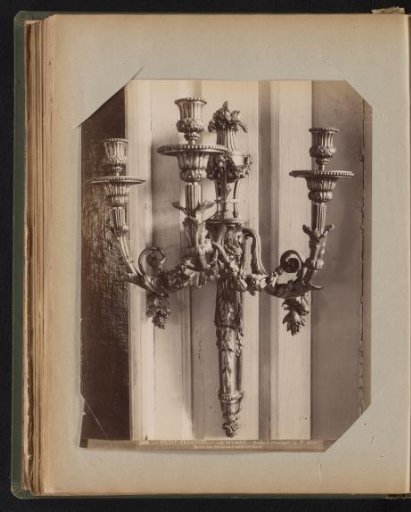 Three-armed wall sconce of copper on bronze, adorned with ornaments in the form of grape leaves and bunches of grapes
