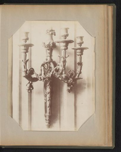 Three-armed wall sconce of copper on bronze, adorned with ornaments in the form of grape leaves and bunches of grapes