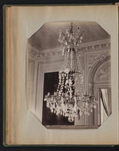 Eighteen-armed bronze candelabrum hanging from the ceiling and adorned with crystal ornaments