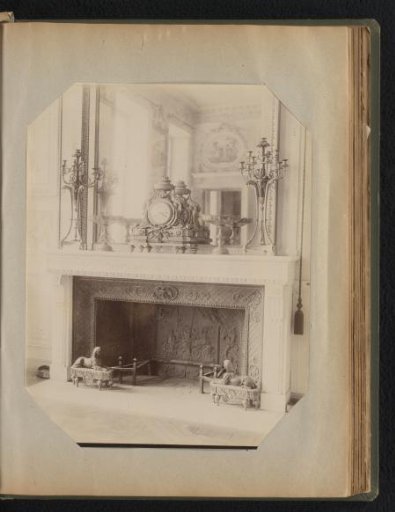 Bronze mantel clock set consisting of a clock with wreaths, two dishes, and two eight-armed candelabra
