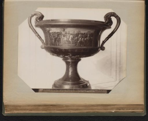 Painted porcelain vase depicting Charles upon his return to Notre Dame