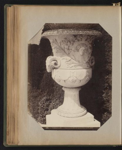 Marble vase with decoration in the form of a laurel wreath
