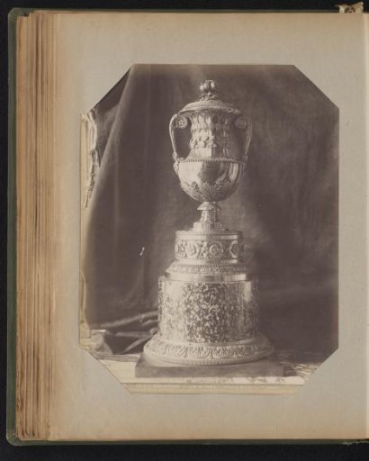 Gilded bronze vase with lid and floral ornaments