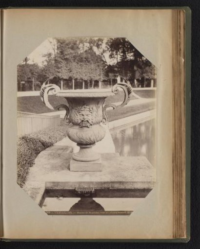 Gilded bronze vase with water spouts