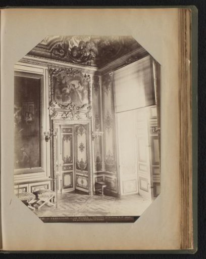 Entrance of a room with decorated and gilded doors