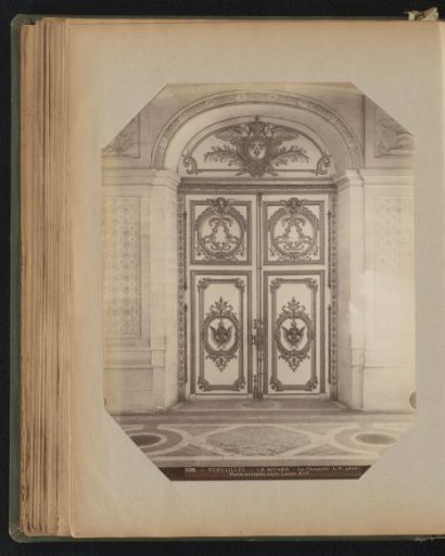 Door and opening decorated with gilded ornaments