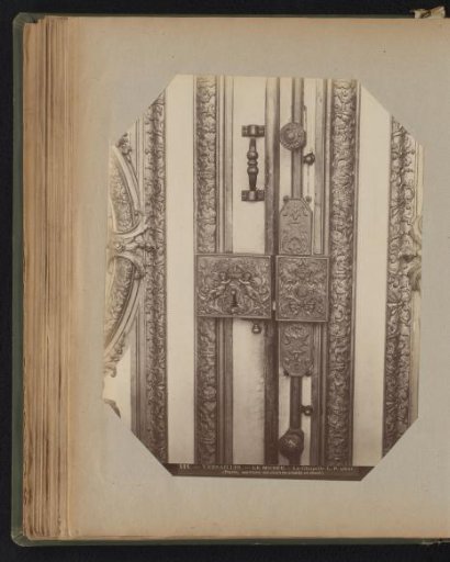 Gate lock decorated with angels holding a crown in their hands