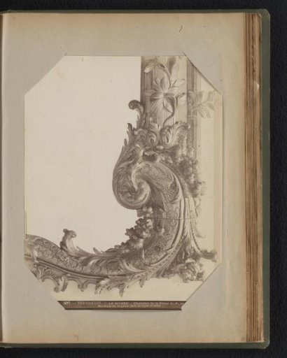 Ornament with woodcarving on a window post