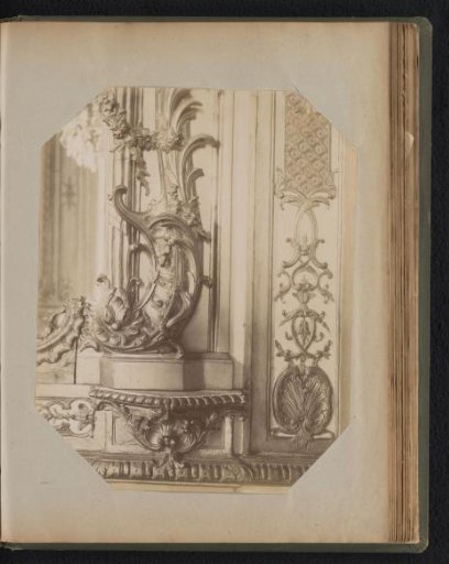 Gilded frame with ornaments around a mirror