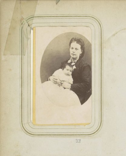 Portrait of presumably Jacoba Christina de la Lande Cremer with baby Wilhelmina Christina Ligtenberg on her lap