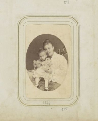 Portrait of (presumably) an Indonesian woman with A.A.A. Wijthoff as a one-year-old