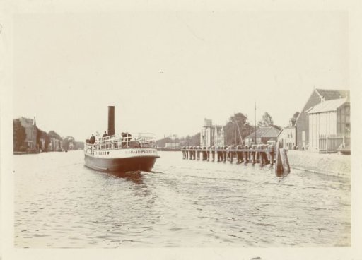 Steamship 'Alkmaar-Packet' on the Achterzaan in Zaandam, the ship sailing out of the lock