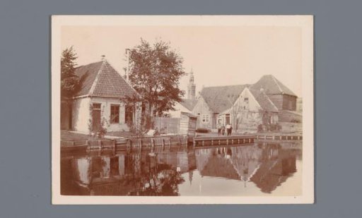Detached houses by the water in Edam, with the Speeltoren in the background