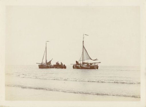 Cart drawn by two horses near two fishing boats on the coast at Scheveningen
