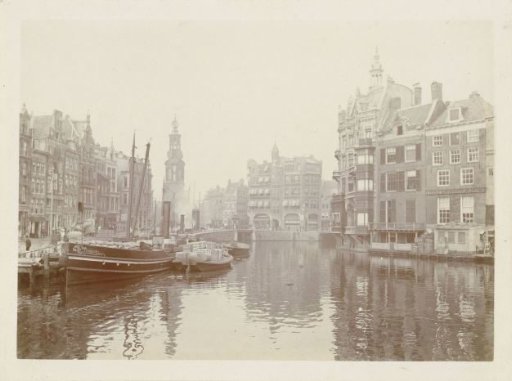 View of the Binnen-Amstel, with the Munttoren in the distance