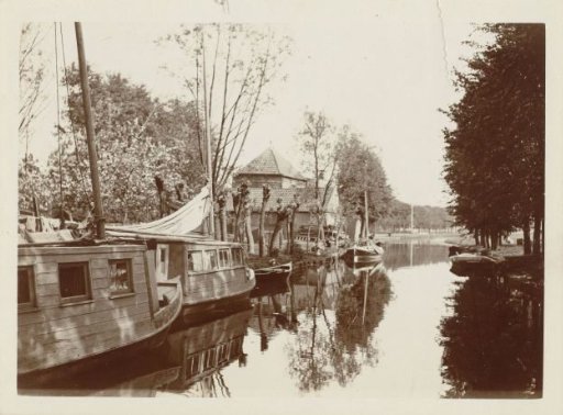 Ships in a canal, possibly in the vicinity of Broek in Waterland