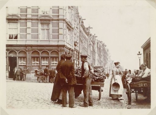 Merchants with hand carts, corner of Nieuwmarkt/Geldersekade in Amsterdam