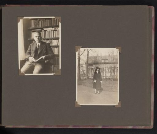 Portrait of Herman Besselaar holding a book and a portrait of Berti Hoppe on the street