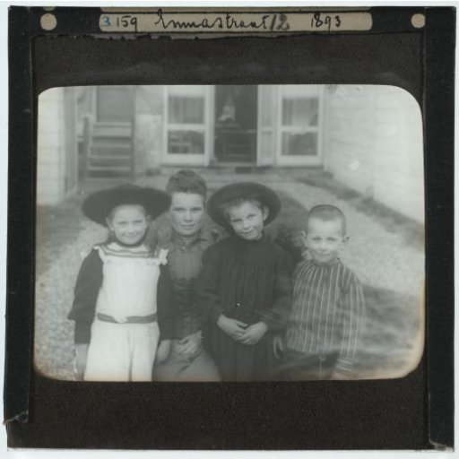 Portret van Margo Kessler met drie kinderen, waaronder Johanna Kessler
