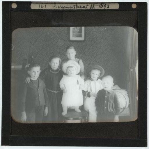 Groepsfoto met zes kinderen waaronder links Dolph Kessler