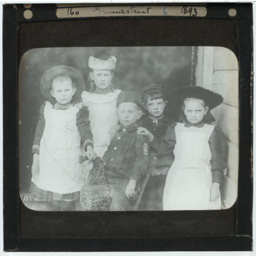 Groepsfoto met vijf onbekende kinderen