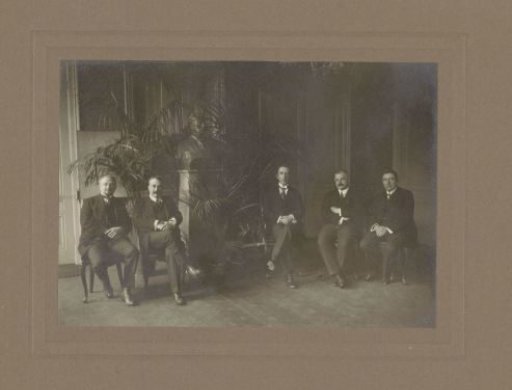 Five gentlemen around a bust of Dr. Ruysch