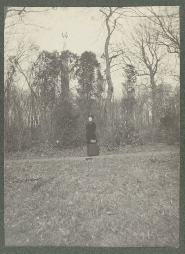Margo J.J. Kessler-de Lange walking on the estate De Paauw in Wassenaar