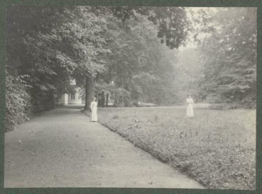 Two ladies Kessler on a garden path at De Paauw estate