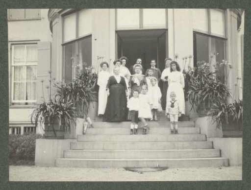 Group portrait of the Kessler family on the terrace of De Paauw estate