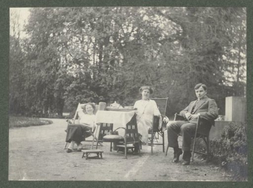 Company with An and Jan Kessler around the table in the garden of Huize De Paauw