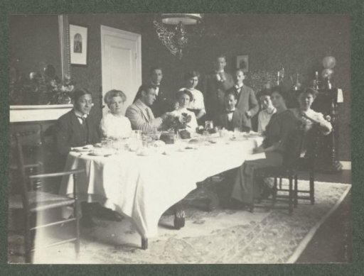 Family Kessler at the dining table of Pauw estate