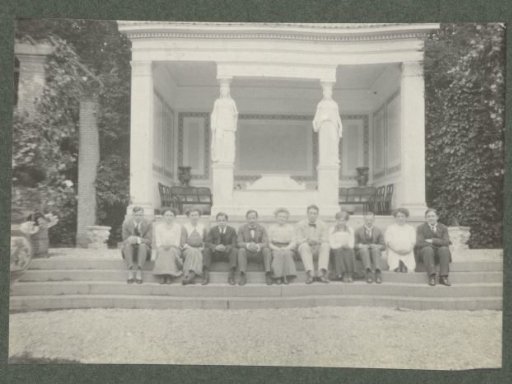The Kessler family on the steps of the country house in the garden of the Pauw estate