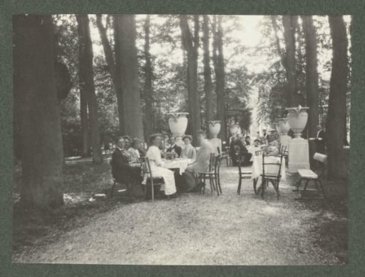 The Kessler family dining in the garden of the De Pauw estate