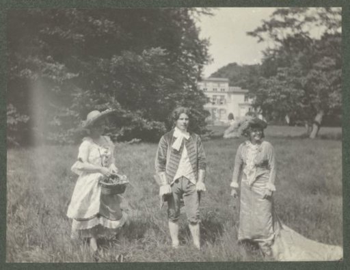 Three costumed people before the Pauw estate