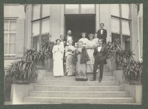 The Kessler family in evening dress on the terrace of the Pauw country house