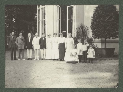 Group portrait of the Kessler family, with Mrs. Kessler de Lange in the center