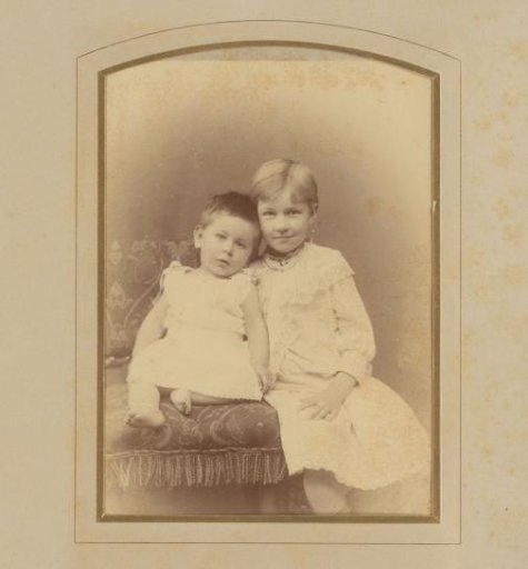 Studio portrait of the young An Kessler and Guus Kessler