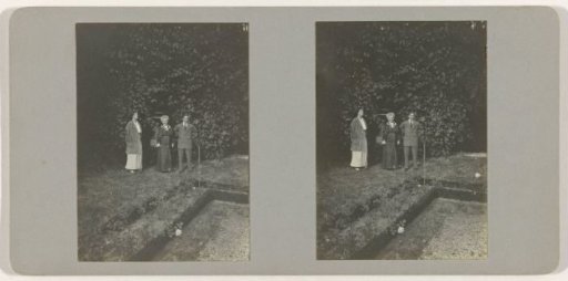 Margo Kessler-de Lange with Dolph and Bep Stoop in the garden of estate De Pauw in Wassenaar