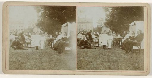 Group portrait of the Kessler-de Lange family in front of the country house Ter Horst